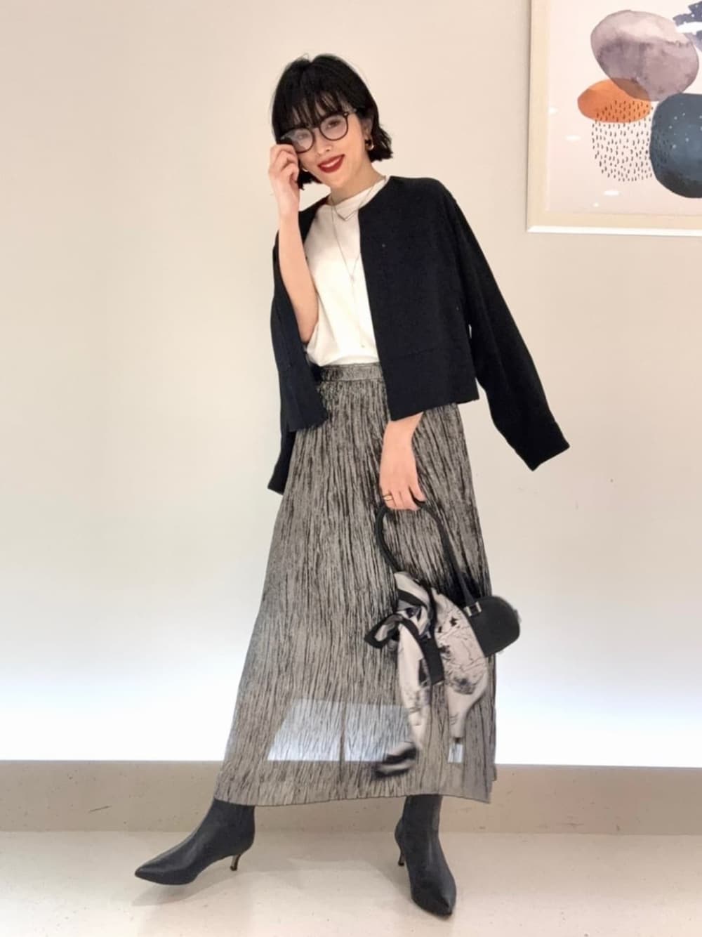 ホワイト系のTシャツ/カットソー、ブルー系のその他アウターを着用したレディースの秋コーディネートの1枚目の写真