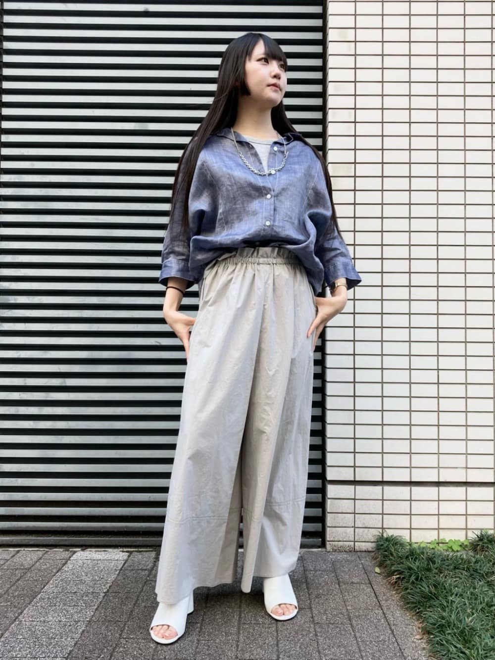 ホワイト系のサンダル、グレー系のその他パンツ、シルバー系のネックレスを着用したレディースの夏コーディネートの1枚目の写真