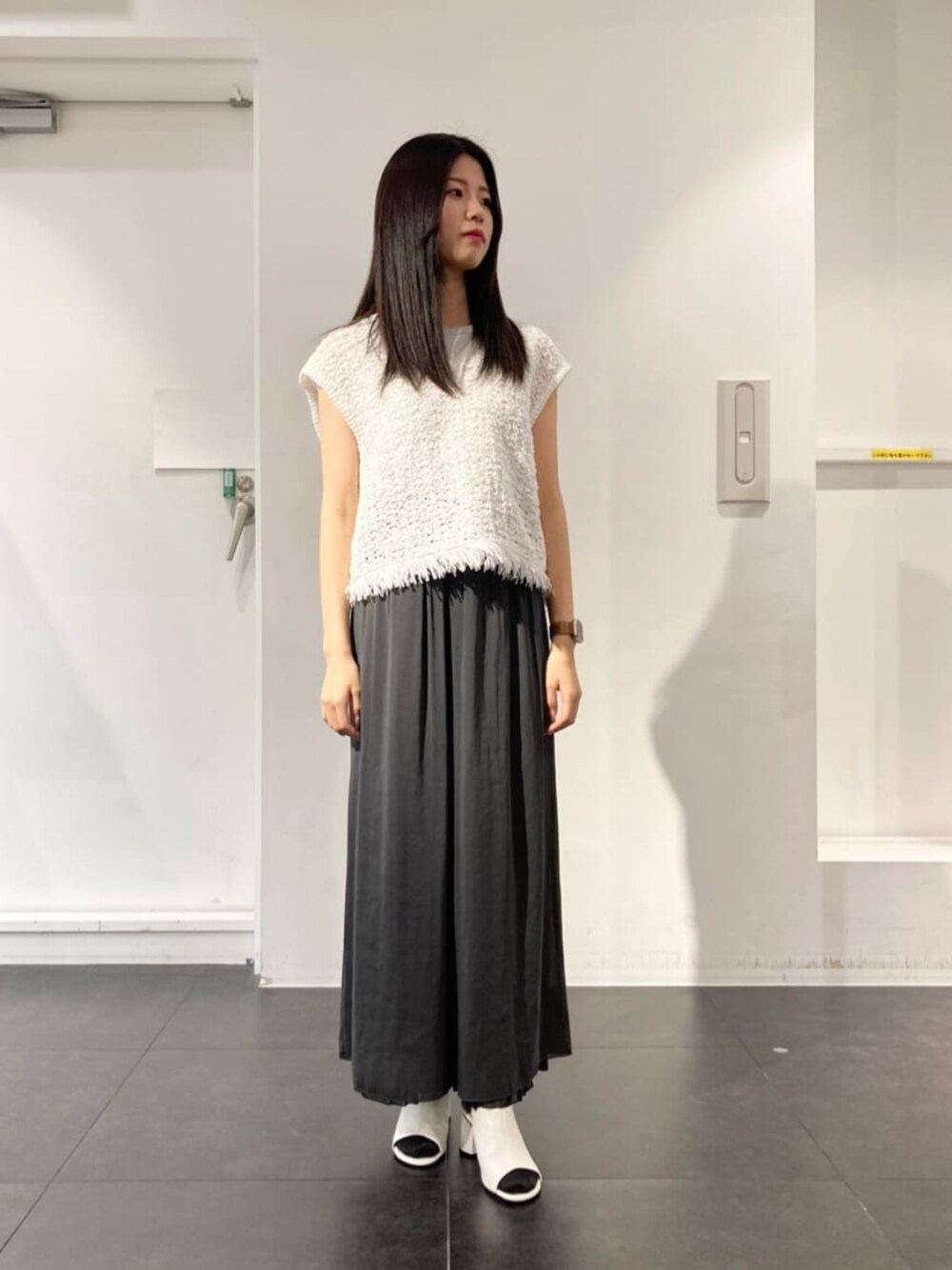 ホワイト系のサンダル、ブラック系のその他パンツ、ホワイト系のニット/セーターを着用したレディースの夏コーディネートの1枚目の写真