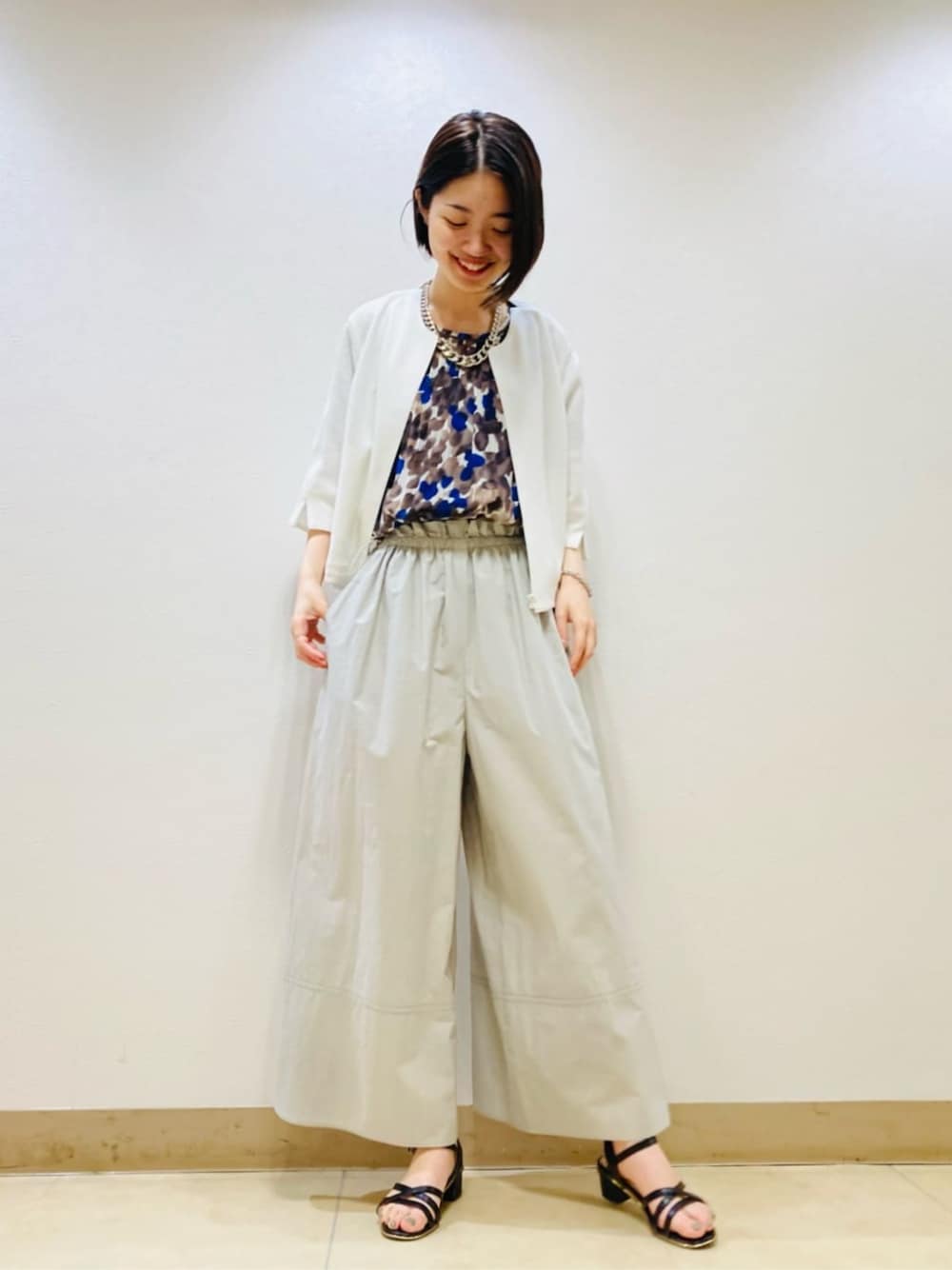 ブラウン系のシャツ/ブラウス、グレー系のその他パンツ、ホワイト系のブルゾンを着用したレディースの夏コーディネートの1枚目の写真