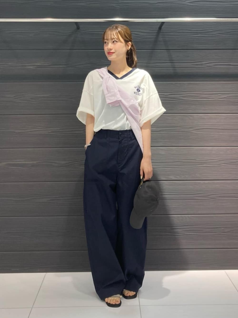 グレー系のサンダル、ホワイト系のTシャツ/カットソー、ブルー系のその他パンツを着用したレディースの夏コーディネートの1枚目の写真