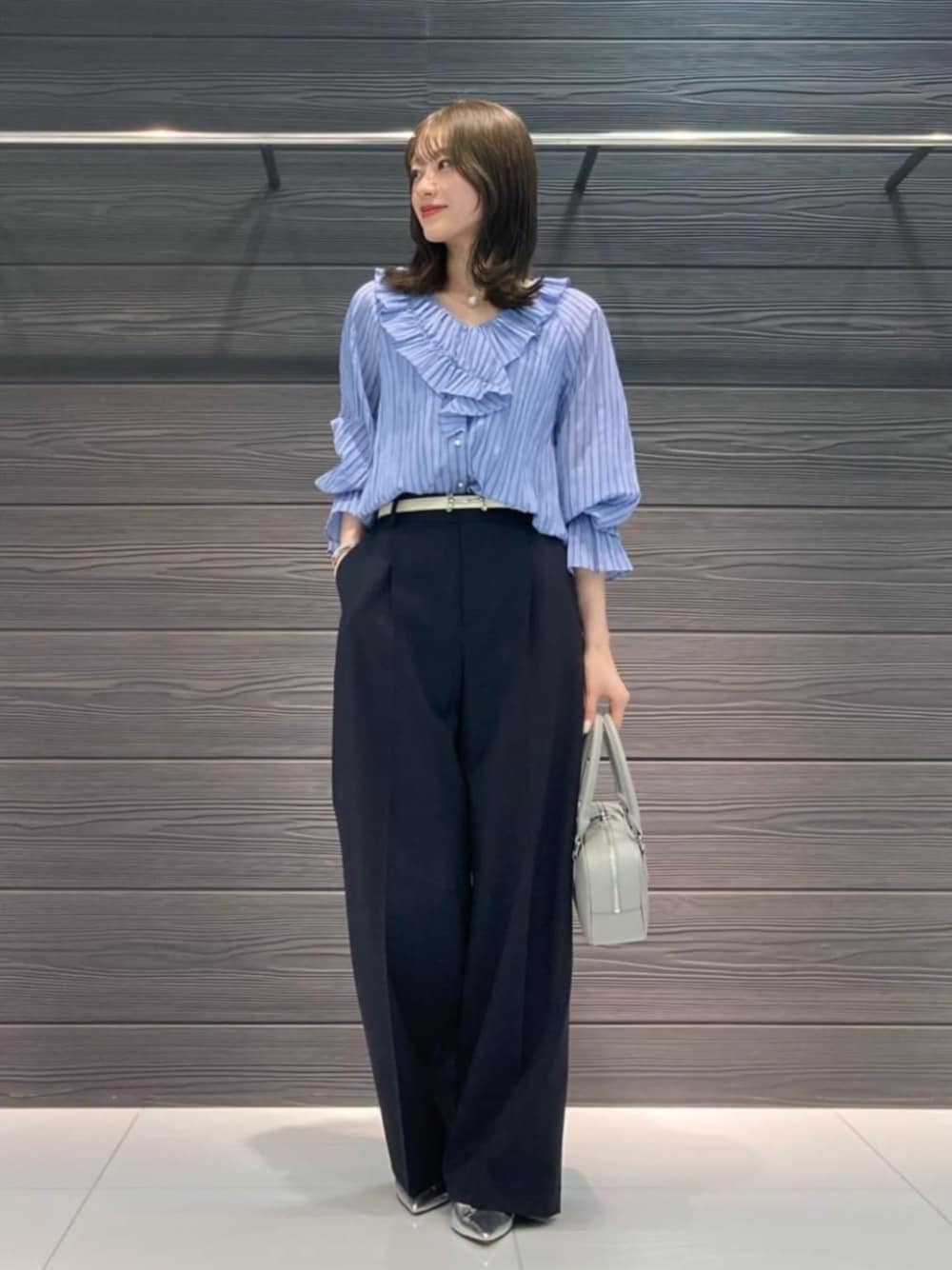 ブルー系のシャツ/ブラウス、ブルー系のスーツパンツを着用したレディースの春コーディネートの1枚目の写真