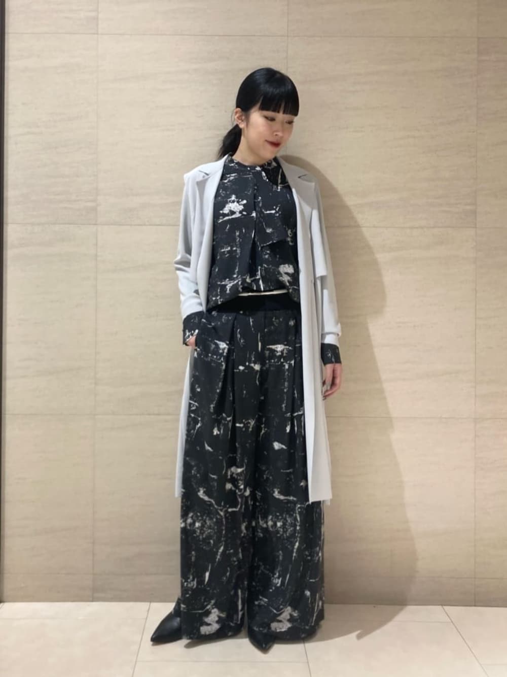 ブラック系のシャツ/ブラウス、ブラック系のその他パンツ、シルバー系のベルトを着用したレディースの夏コーディネートの1枚目の写真