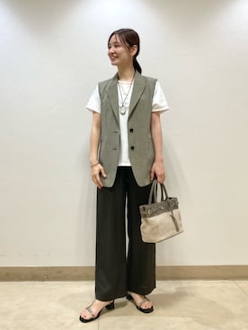 「COMME CA（コムサ）のストレッチミニ千鳥 ジレ（ベスト、ベージュ系）」を使った、COMME CA OFFICIALさん（レディース・166cm）の春コーディネート
