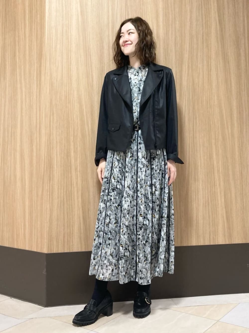 ブラック系のライダースジャケット、ブラック系のシャツ/ブラウス、ブラック系のスカートを着用したレディースの春コーディネートの1枚目の写真