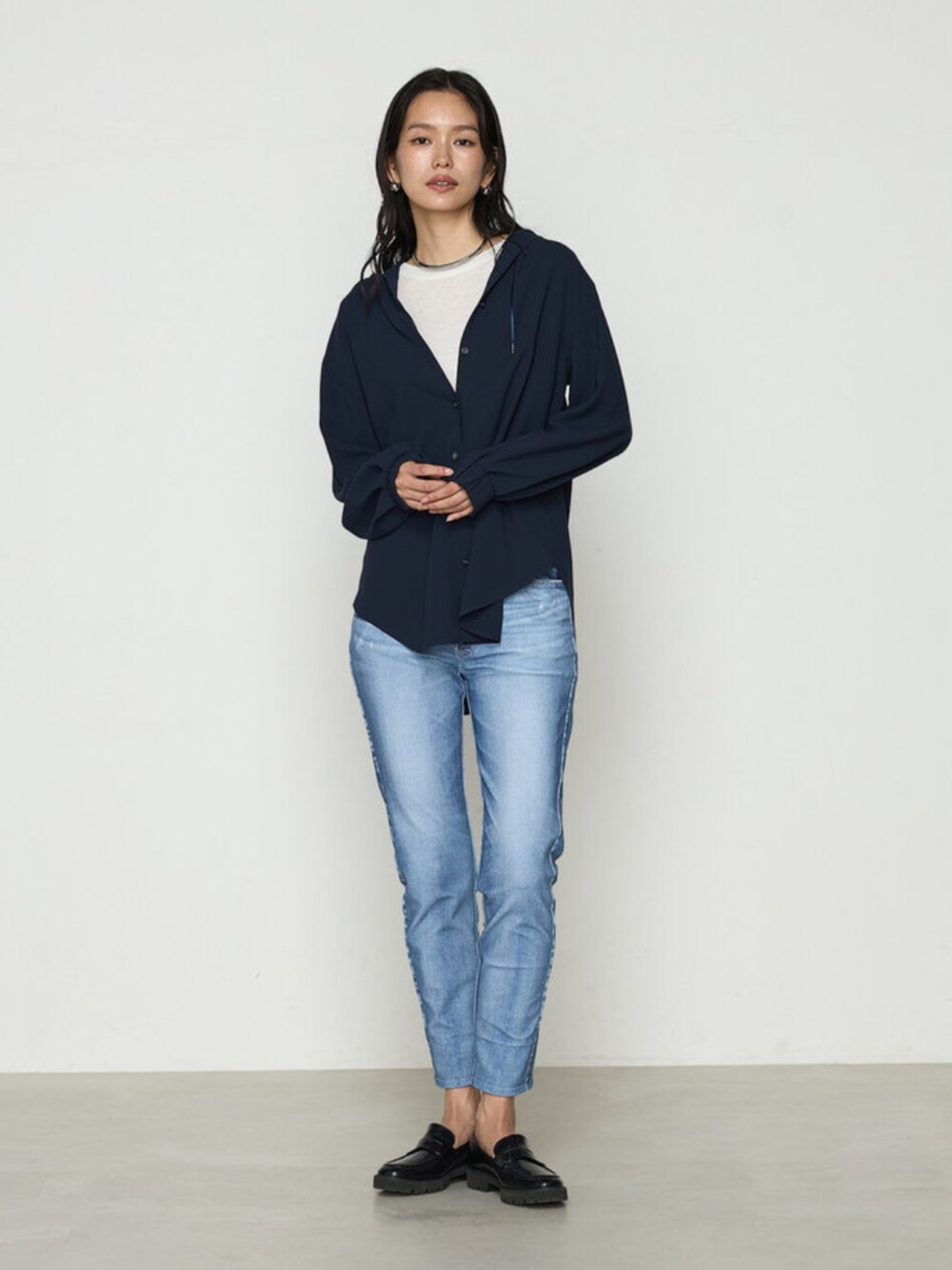 ブルー系のその他パンツを着用したレディースの夏コーディネートの1枚目の写真