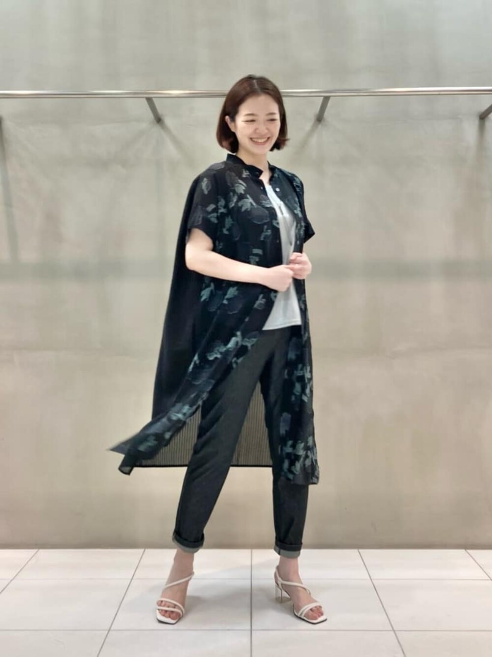 ブラック系のその他パンツを着用したレディースの夏コーディネートの1枚目の写真