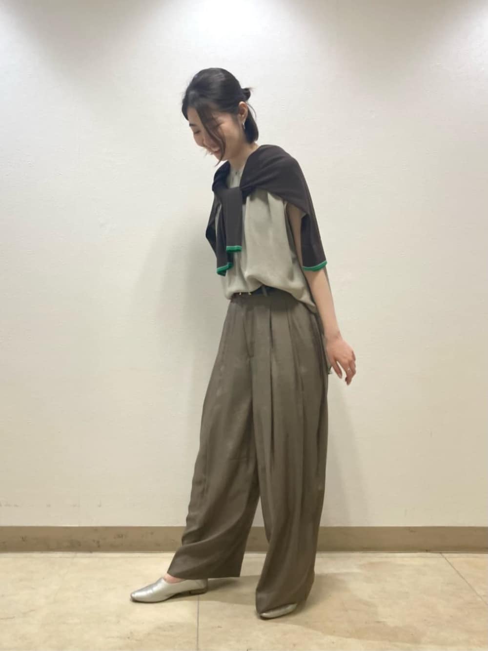ブラウン系のカーディガン/ボレロ、ホワイト系のシャツ/ブラウス、グリーン系のその他パンツを着用したレディースの夏コーディネートの1枚目の写真
