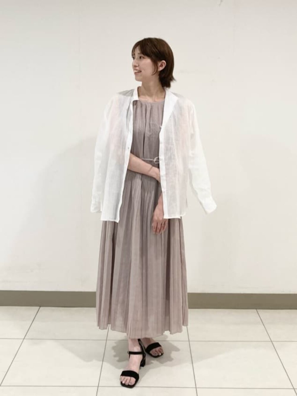 ホワイト系のシャツ/ブラウス、ピンク系のワンピースを着用したレディースの夏コーディネートの1枚目の写真
