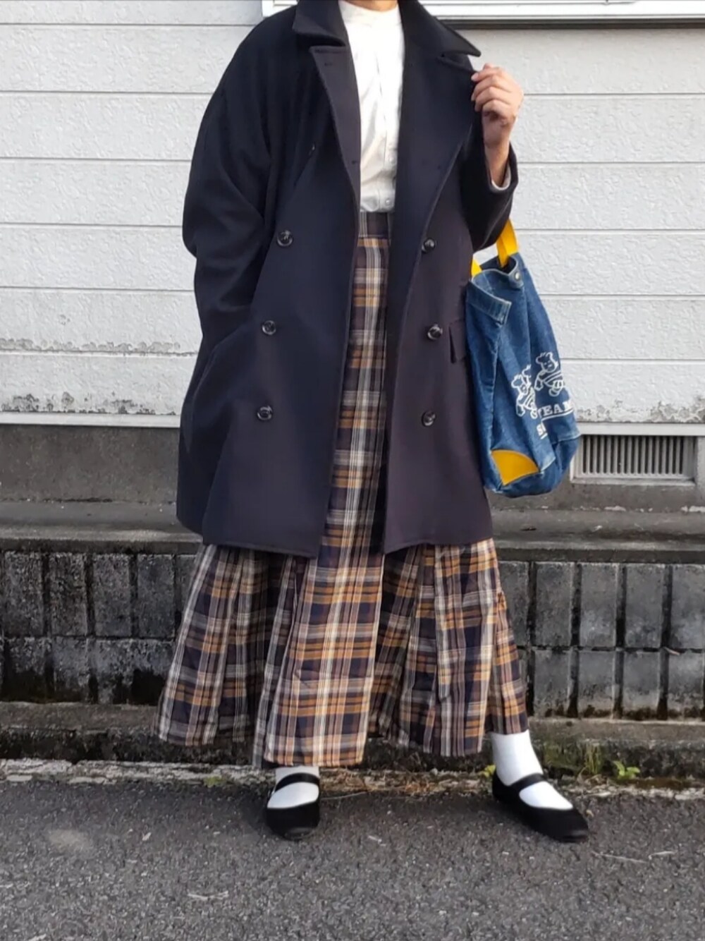 「ファッションを楽しもう、大人コーデ、秋冬、シンプル、今日のコーデ、オトナ女子、オトナカジュアル、冬コーデ、ママコーデ、Pコート、チェック、チェックスカート、おしゃれさんと繋がりたい、シンプルコーデ」｜「forksy.の【forksy.】マルチウェイメルトンミディアムPコート（ピーコート、ブルー系）」を使った、ぷりん.さん（レディース・170cm）の秋コーディネートの1枚目の写真
