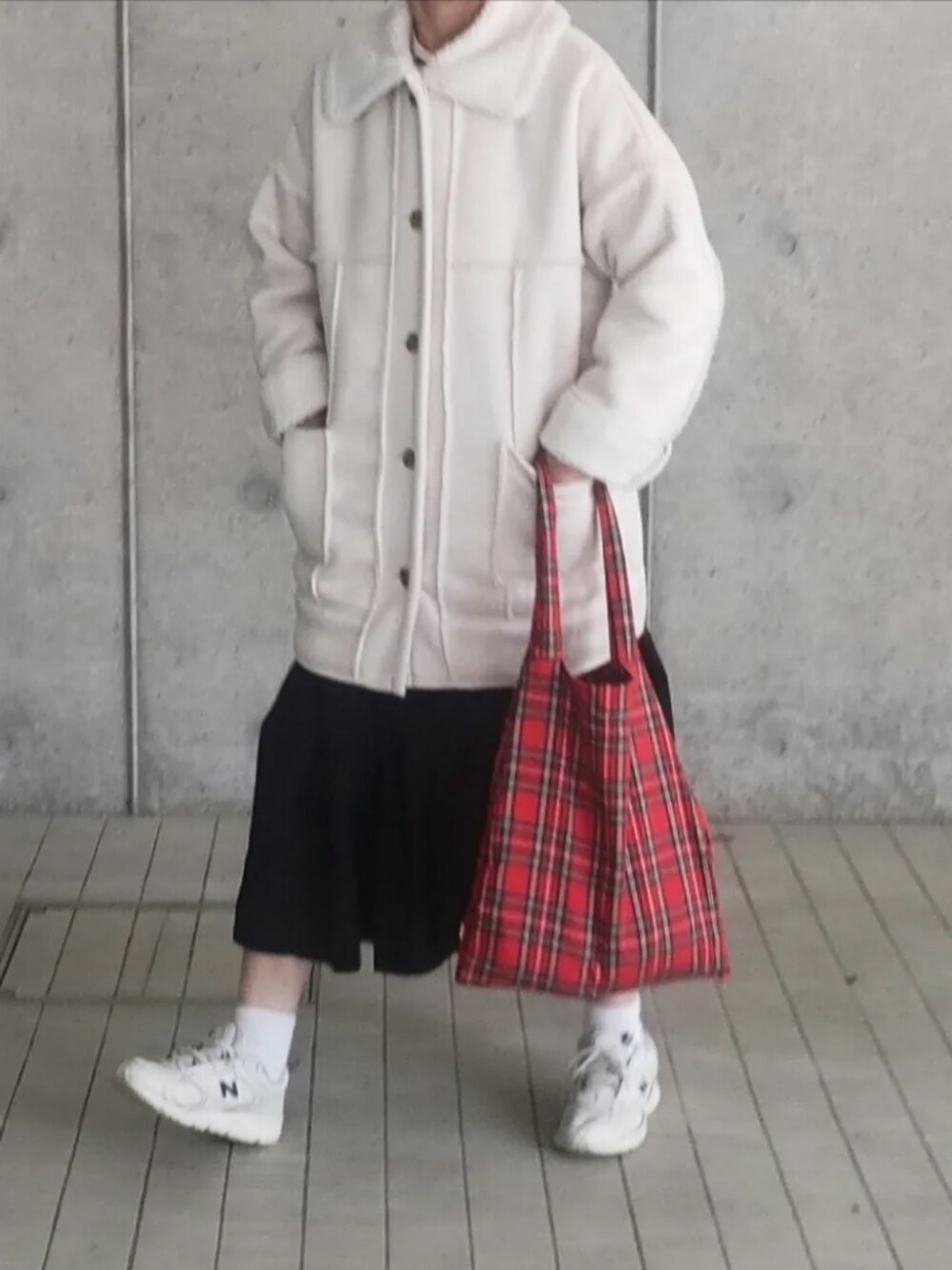 「ファッションを楽しもう、お洒落さんとつながりたい、秋のコーデ、オトナカジュアル、おしゃれさんと繋がりたい、オトナ女子、シンプルコーデ、ムートンジャケット、スカートスタイル、オーバーサイズ」｜「forksy.の【forksy.】ムートンミディアムジャケット（ムートンコート、ホワイト系）」を使った、ぷりん.さん（レディース・170cm）の秋コーディネートの1枚目の写真