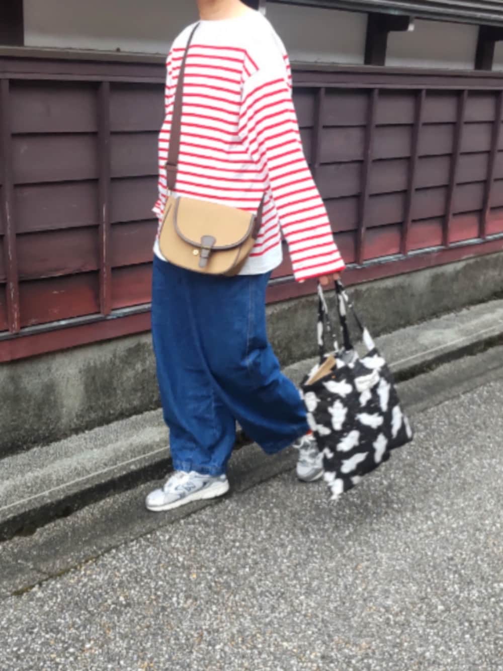 「デニム、秋コーデ、シンプルコーデ、オトナ女子、お洒落さんとつながりたい、スニーカー、きれいめカジュアル、シンプル、ボーダー、ボーダーTシャツ、おしゃれさんと繋がりたい、Tシャツ×デニム」｜「ONCILYのPANEL BORDER BASQUE SHIRT /  パネルボーダーバスクシャツ（Tシャツ/カットソー、ホワイト系）」を使った、ぷりん.さん（レディース・170cm）の秋コーディネートの1枚目の写真