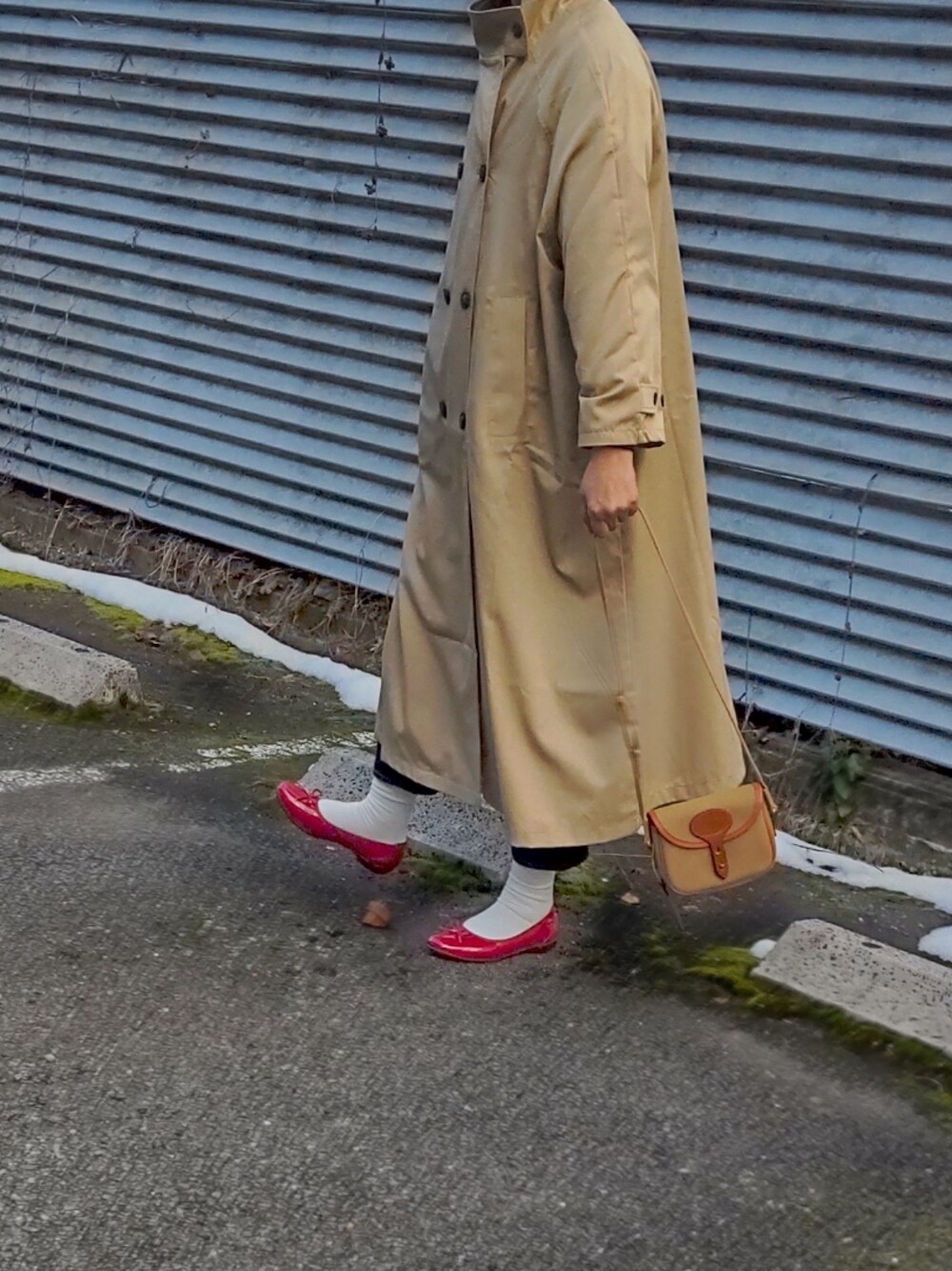 「おしゃれさんと繋がりたい、オトナカジュアル、オトナ女子、シンプル、シンプルコーデ、ショルダーバッグ、トレンチコート、パンツコーデ、ベージュ、バレエシューズ、ootd、大人女子、カジュアル、カジュアルコーデ」｜「Libra Cueのハイネックボリュームフレアコート（トレンチコート、ベージュ系）」を使った、ぷりん.さん（レディース・170cm）の冬コーディネートの1枚目の写真