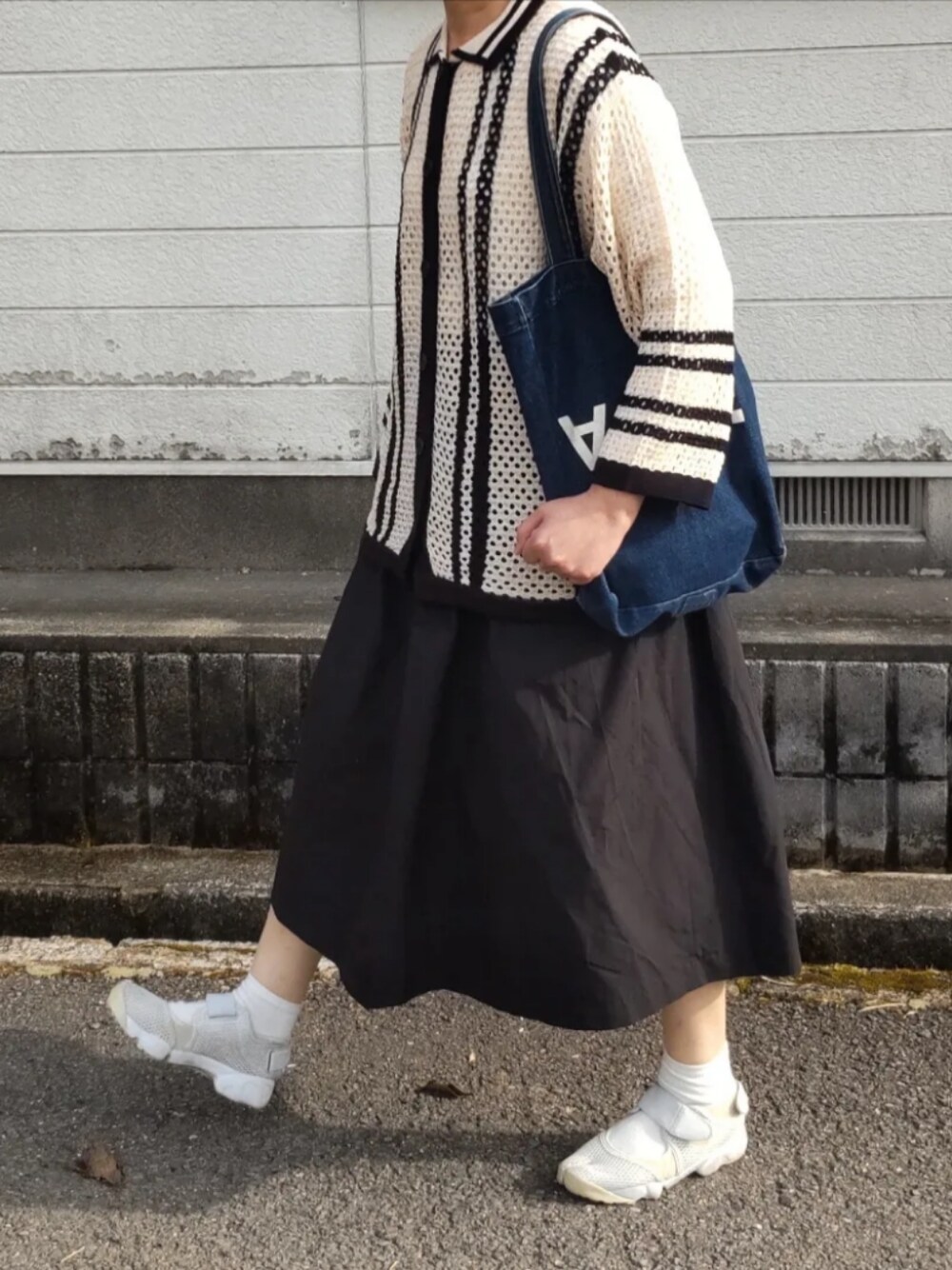 「春のおしゃ見えテクニック、カジュアル、カーディガン、オトナ女子、今日のコーデ、スカートスタイル、春服、春アウター、シンプル、シンプルコーデ、おしゃれさんと繋がりたい、メンズライク、お洒落さんとつながりたい」｜「MONO-MART LADY'Sのアイテム（カーディガン/ボレロ、ベージュ系）」を使った、ぷりん.さん（レディース・170cm）の春コーディネートの1枚目の写真