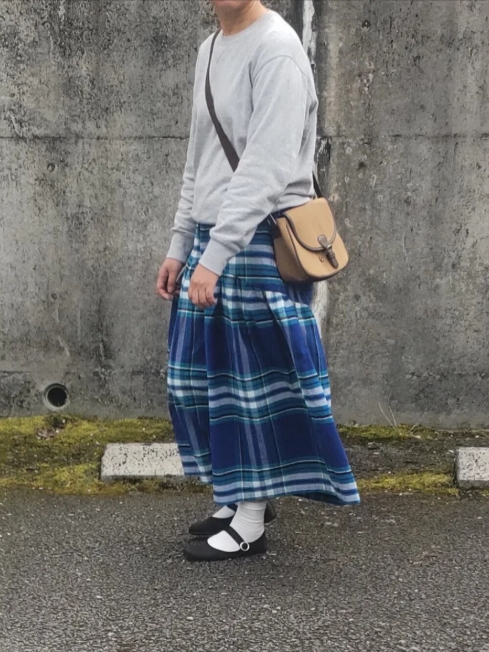 「オトナカジュアル、休日スタイル、ニコアンド、おしゃれさんと繋がりたい、カジュアルコーデ、シンプル、シンプルコーデ、SM2、スウェット、チェックパンツ、きれいめカジュアル」｜「niko and...の[MODE NORM CORE]コットン塩縮チェックパンツ（その他パンツ、ブルー系）」を使った、ぷりん.さん（レディース・170cm）の春コーディネートの1枚目の写真
