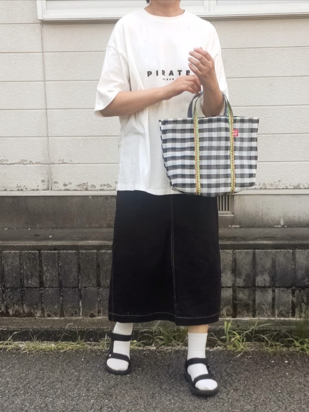 「夏コーデ、プチプラ、アツいコーデ全部見せ、夏、シンプルコーデ、オトナ女子、forksy、お洒落さんとつながりたい、ロゴT、Tシャツ、サンダルに靴下、高身長コーデ、Tシャツ×デニム、シンプルスタイル」｜「forksy.の【forksy.】シンプルロゴTシャツ（Tシャツ/カットソー、ホワイト系）」を使った、ぷりん.さん（レディース・170cm）の夏コーディネートの1枚目の写真