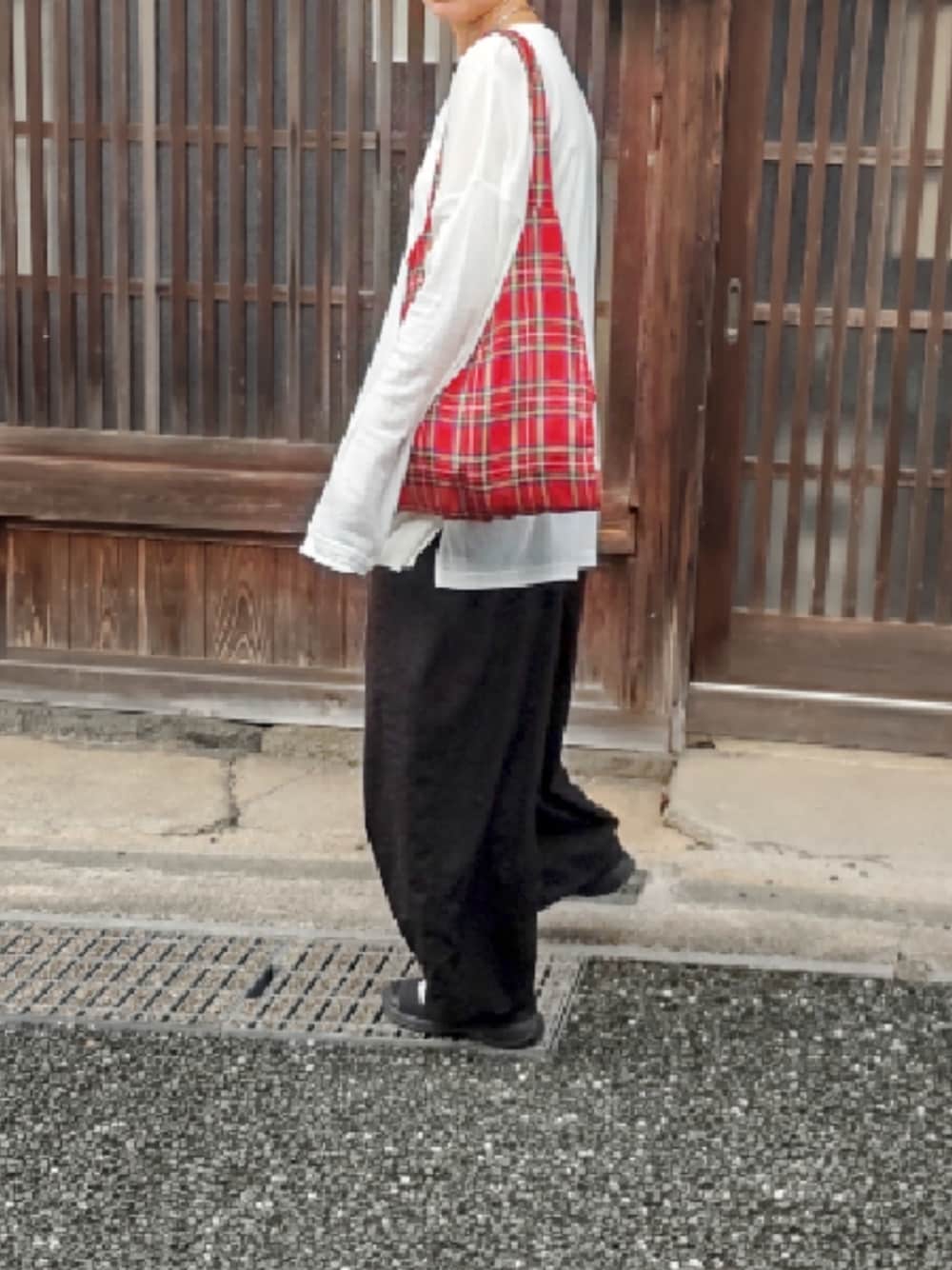 「秋服準備はじめました、シンプルコーデ、オトナ女子、お洒落さんとつながりたい、オトナカジュアル、おしゃれさんと繋がりたい、高身長コーデ、シンプル、トートバッグ、Tシャツ」｜「forksy.の【forksy.】エブリデイフィンガーホールオーバーサイズスケッティ（Tシャツ/カットソー、ホワイト系）」を使った、ぷりん.さん（レディース・170cm）の夏コーディネートの1枚目の写真