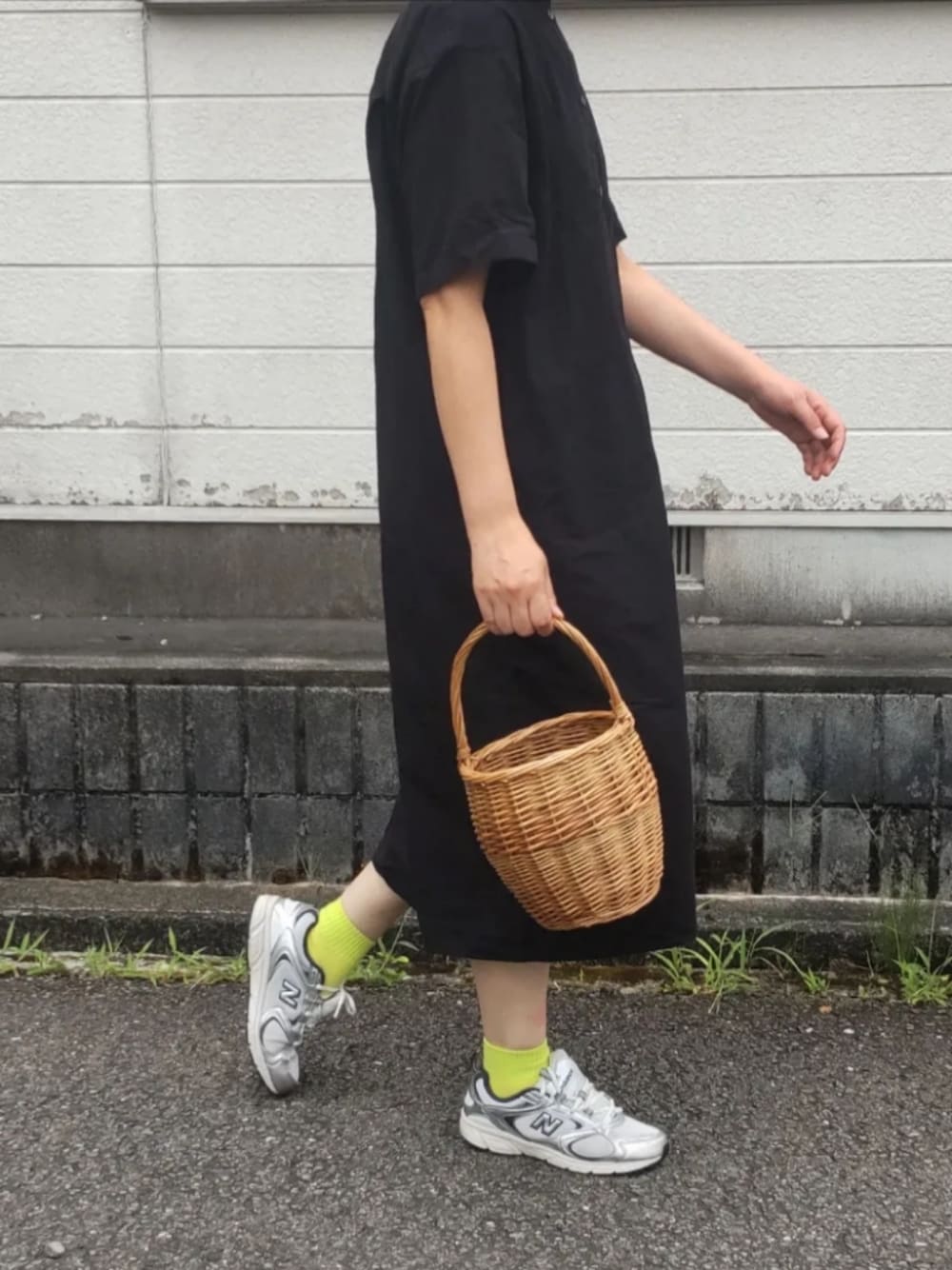 「夏コーデ、アツいコーデ全部見せ、シンプルコーデ、オトナ女子、大人コーデ、お洒落さんとつながりたい、ブラックコーデ、きれいめカジュアル、オトナカワイイ、ワンピース×スニーカー、ワンピース、無印良品、カラーコーデ」｜「無印良品のアイテム（シャツワンピース、ブラック系）」を使った、ぷりん.さん（レディース・170cm）の夏コーディネートの1枚目の写真
