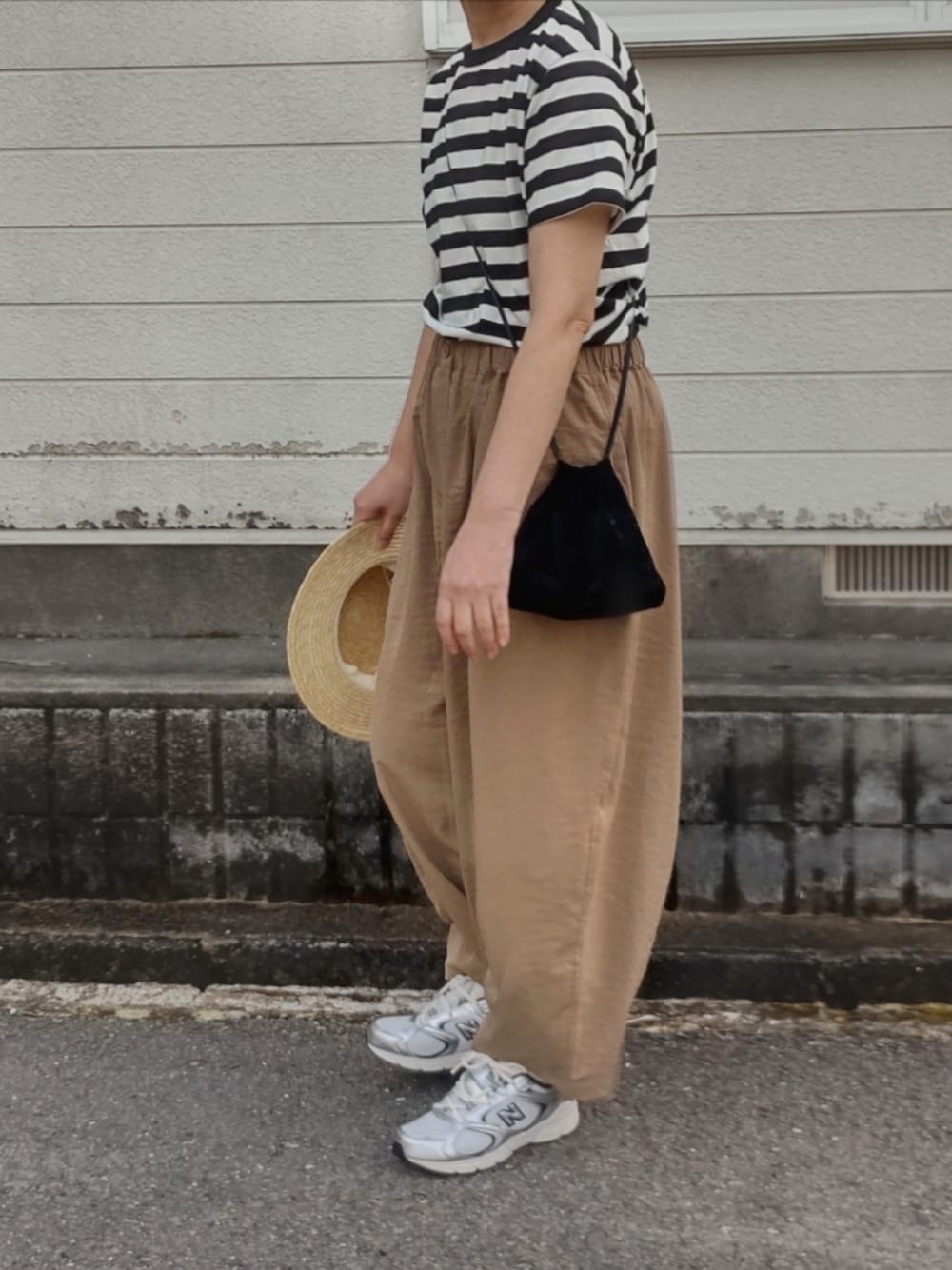 「おでかけコーデ、パンツスタイル、オトナ女子、カジュアルスタイル、おしゃれさんと繋がりたい、初夏コーデ、ゆるコーデ、オトナカワイイ、スニーカーコーデ、ボーダー、Tシャツ、オトナカジュアル、お洒落さんとつながりたい、しまむら」｜「NEW BALANCEのNew Balance ニューバランス MR530KA(D) MR530 MR530KA SV METALLIC(KA)（スニーカー、シルバー系）」を使った、ぷりん.さん（レディース・170cm）の春コーディネートの1枚目の写真