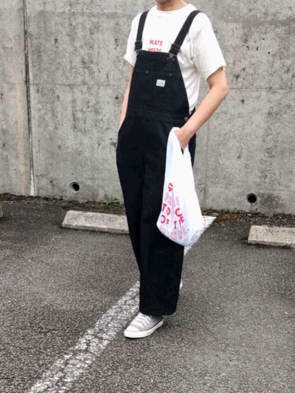「きれいめカジュアル、パンツスタイル、今日のコーデ、大人ガーリー、カジュアルコーデ、オーバーオール、シンプル、シンプルコーデ、スニーカー、デニム、カジュアル、おしゃれさんと繋がりたい、オトナ女子、オトナカジュアル、サロペット」｜「AIC.のルーズオーバーオール（サロペット/オーバーオール、ブラック系）」を使った、ぷりん.さん（レディース・170cm）の夏コーディネートの1枚目の写真