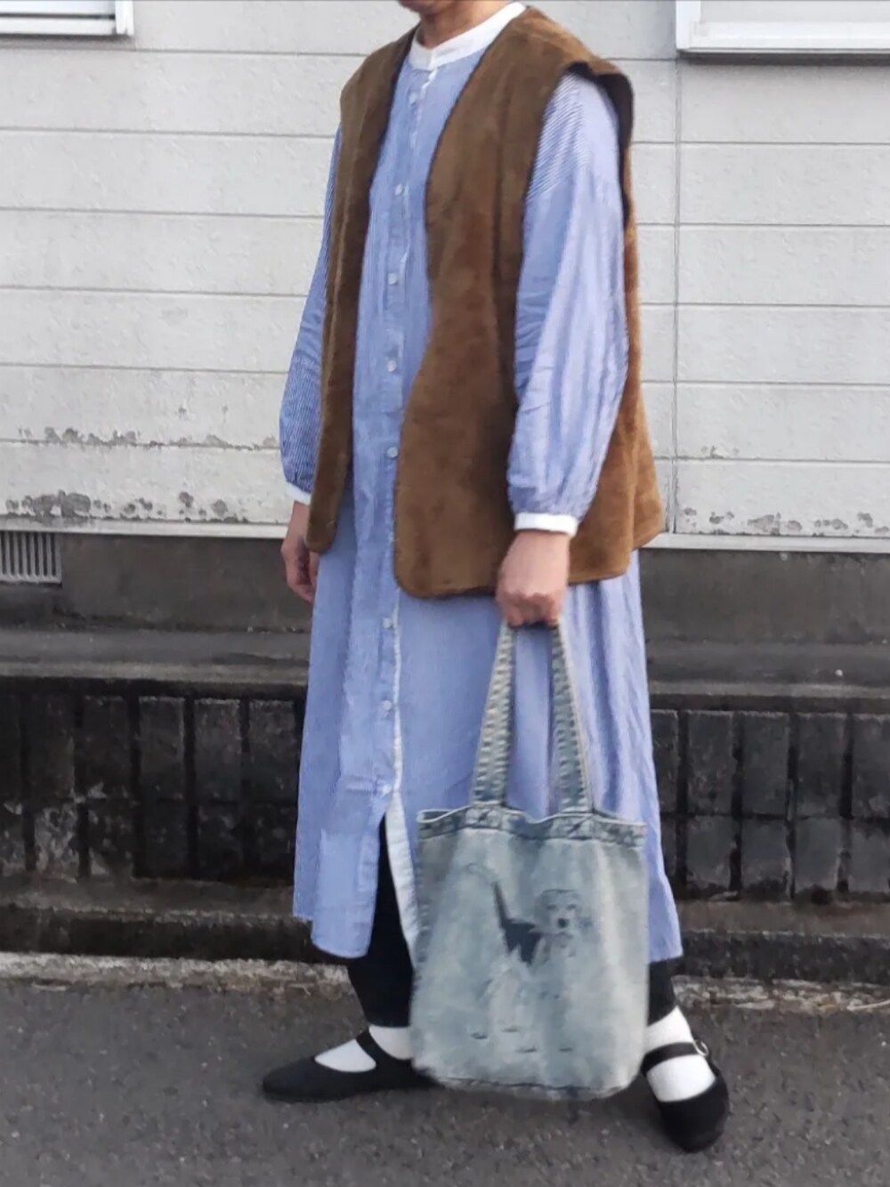 「オトナカジュアル、大人コーデ、おしゃれさんと繋がりたい、ワンピース、barbour、古着、古着MIX、高身長コーデ、オトナカワイイ、きれいめカジュアル、シンプルコーデ、シャツスタイル、ベスト」｜「She's Closetのスタンドカラーボリューム袖フレアロングストライプシャツワンピース【低身長向け/高身長向けサイズ有】（シャツワンピース、ブルー系）」を使った、ぷりん.さん（レディース・170cm）の冬コーディネートの1枚目の写真