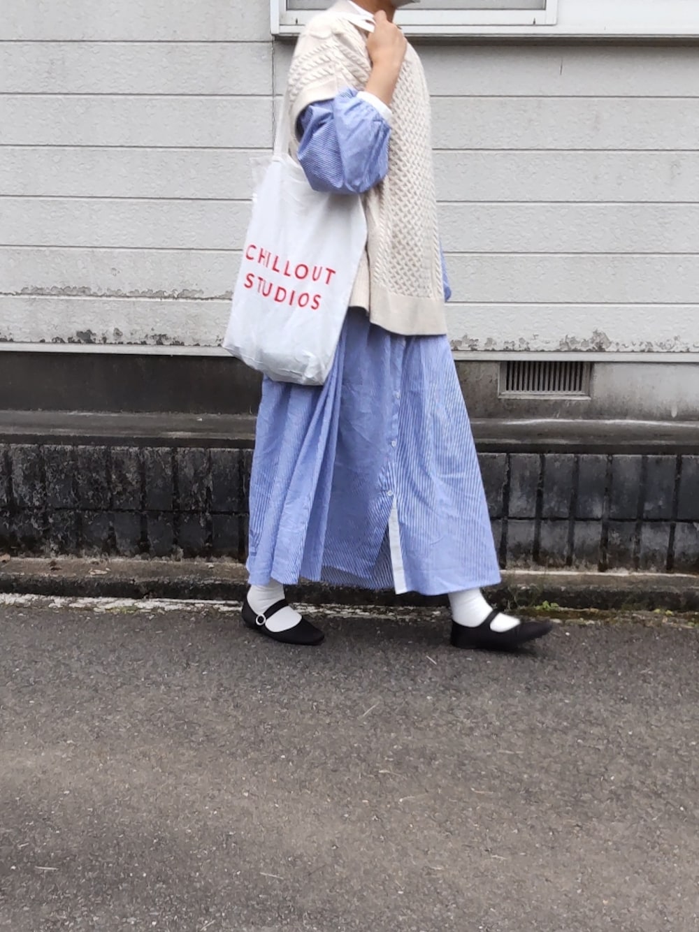 ブルー系のシャツワンピースを着用したレディースの秋コーディネートの1枚目の写真