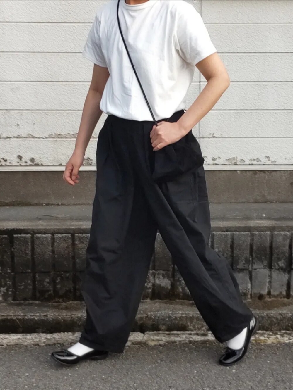 「春服、今日のコーデ、オトナカジュアル、おしゃれさんと繋がりたい、シンプル、シンプルコーデ、シャツスタイル、ショルダーバッグ、ママコーデ、Tシャツ、大人女子、お洒落さんとつながりたい」｜「BONLECILLのアイテム（Tシャツ/カットソー、ホワイト系）」を使った、ぷりん.さん（レディース・170cm）の春コーディネートの1枚目の写真