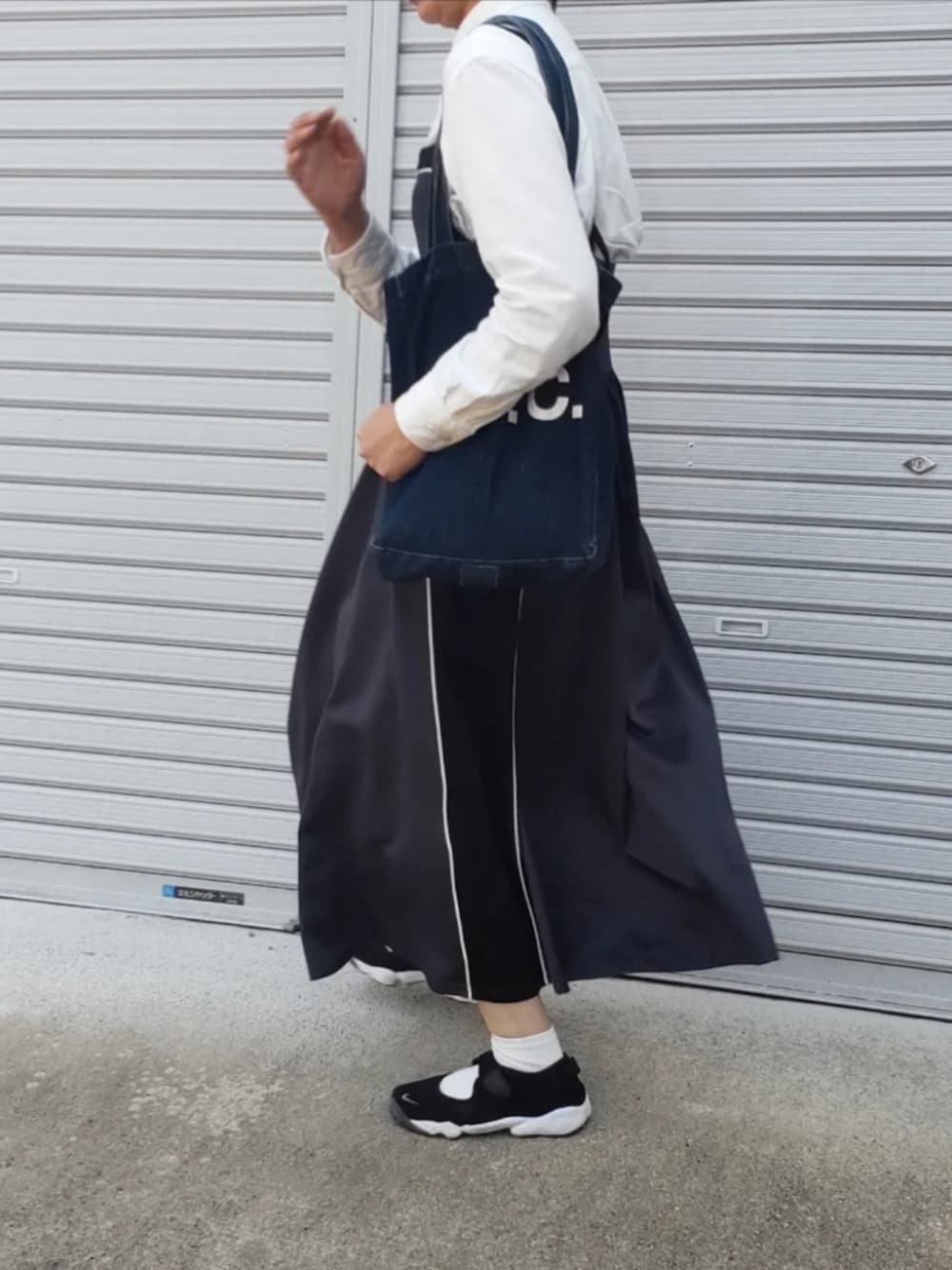 「春のNewスタイル、春服コーデ、お出かけコーデ、大人女子、オトナカジュアル、おしゃれさんと繋がりたい、シンプル、きれいめカジュアル、キャミワンピ、エアリフト、ママコーデ」｜「NIKEの【NIKE/ナイキ】エアリフト ブリーズ（スニーカー、ブラック系）」を使った、ぷりん.さん（レディース・170cm）の春コーディネートの1枚目の写真