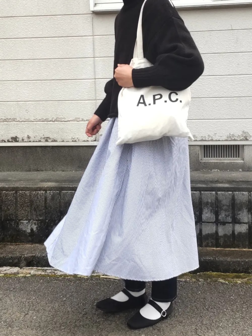 「プチプラコーデ、オトナカジュアル、おしゃれさんと繋がりたい、オトナ女子、シンプルコーデ、ワントーンコーデ、ストライプ、レイヤードスタイル、今日のコーデ、ロングスカート、トートバッグ、冬のコーデ」｜「しまむらのアイテム（シャツワンピース、ブルー系）」を使った、ぷりん.さん（レディース・170cm）の冬コーディネートの1枚目の写真