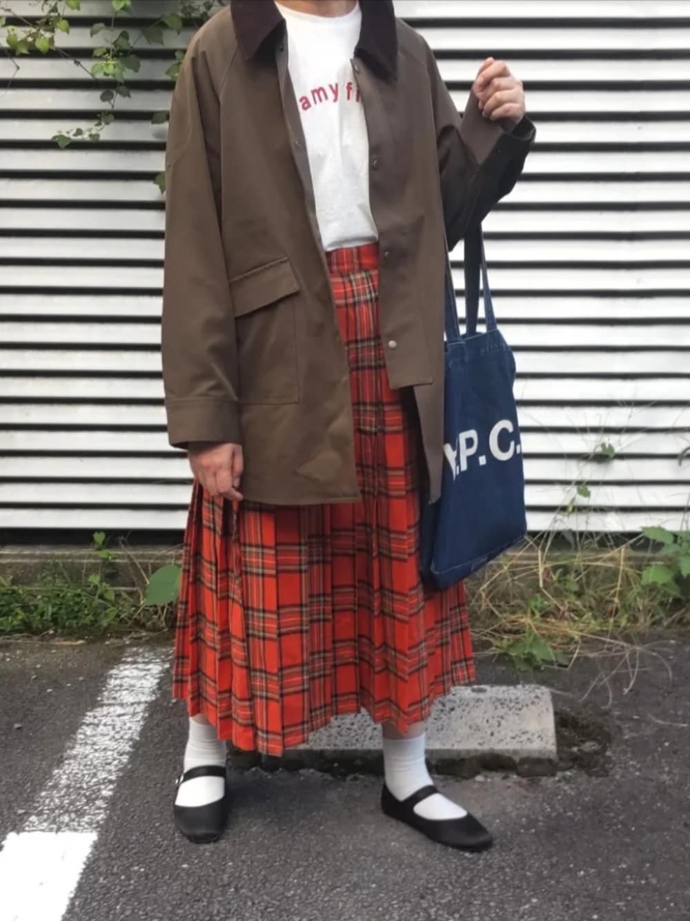 「カジュアル、秋服まるっと大公開、秋、オトナカジュアル、おしゃれさんと繋がりたい、お洒落さんとつながりたい、シンプル、シンプルコーデ、ハンティングジャケット、ビッグシルエット、スカート、カジュアルコーデ」｜「BONLECILLのラグランスリーブ 襟コーデュロイ オーバーハンティングジャケット（その他アウター、グリーン系）」を使った、ぷりん.さん（レディース・170cm）の秋コーディネートの1枚目の写真