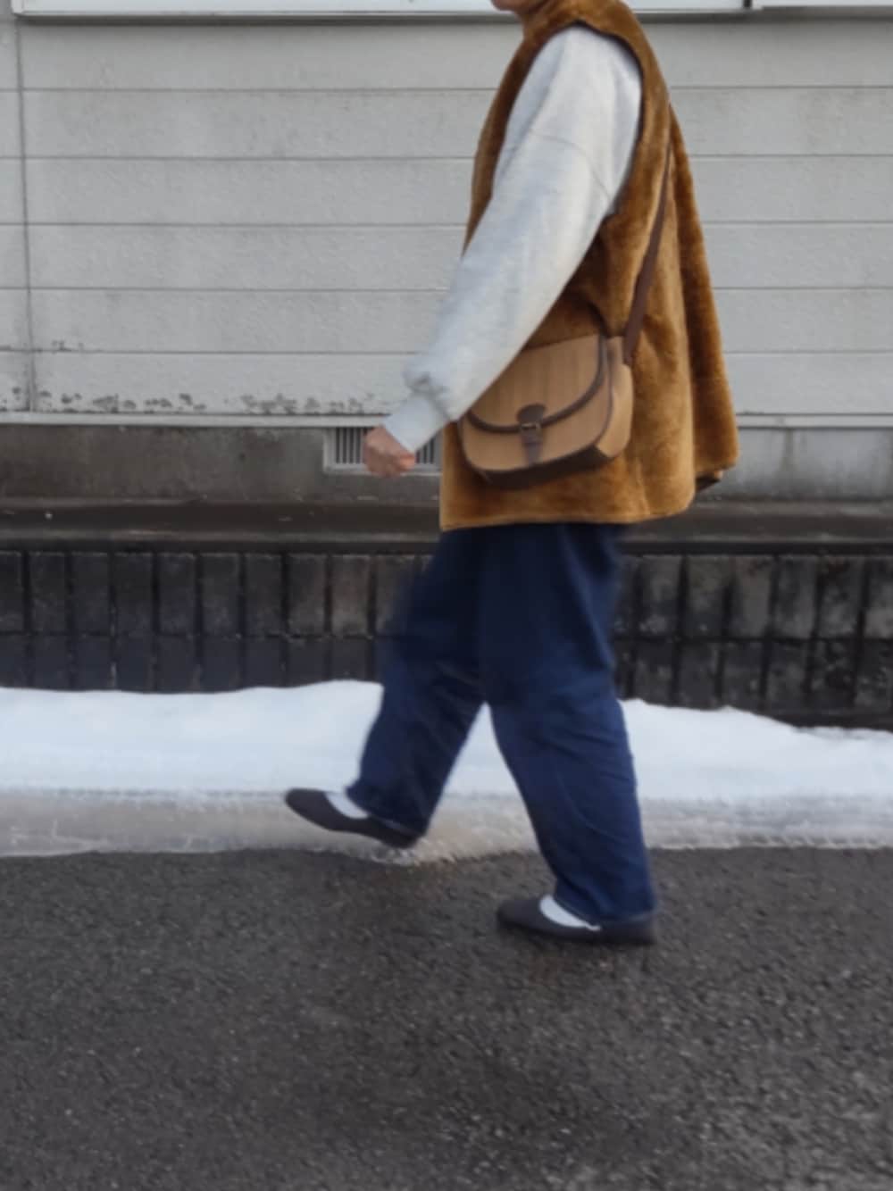 「真冬のあったかスタイル、バブアー、barbour、ベスト、オトナカジュアル、おしゃれさんと繋がりたい、シンプル、シンプルコーデ、お洒落さんとつながりたい、オトナ女子、オトナカワイイ」｜「Samansa Mos2のショルダーバッグ（ショルダーバッグ、ブラウン系）」を使った、ぷりん.さん（レディース・170cm）の冬コーディネートの1枚目の写真