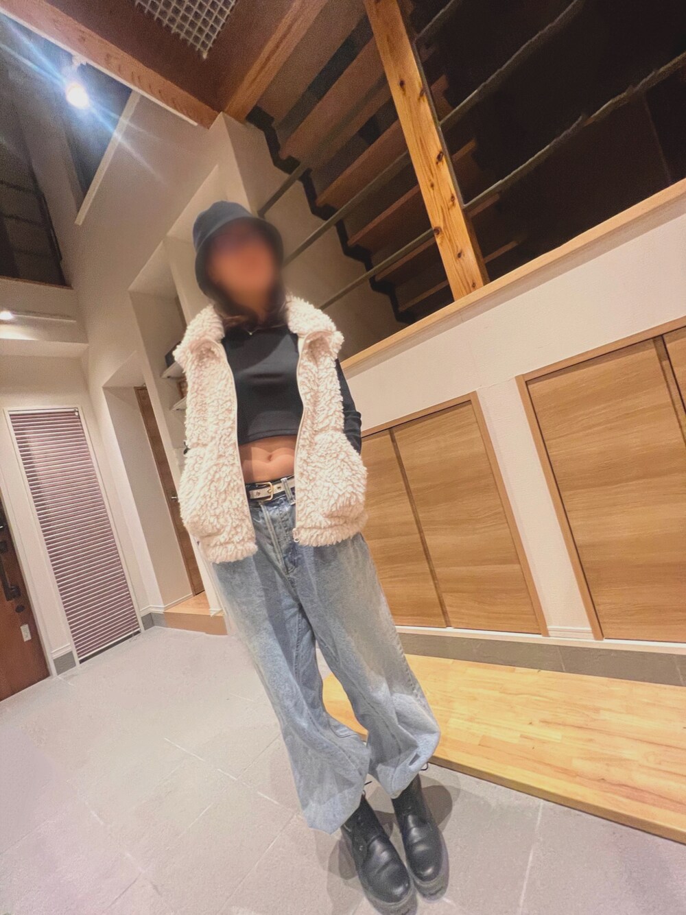 「秋、秋のコーデ、秋服コーデ、ロンT、パンツスタイル、デニム、ベスト、GU、帽子×メガネ、ブーツ」｜「GUのレースアップブーツ（ブーツ、ブラック系）」を使った、ntn727さん（レディース・163cm）の秋コーディネートの1枚目の写真