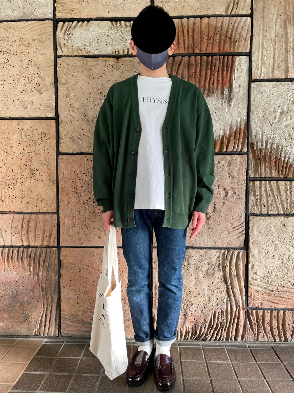「春、カーディガン、キレイめ、きれいめカジュアル、デニムパンツ、ローファー」｜「MONO-MARTのハイゲージスプリングニットオーバールーズカーディガン 2022SPRING（カーディガン/ボレロ、グリーン系）」を使った、nomaneo01さん（メンズ・161cm）の冬コーディネートの1枚目の写真