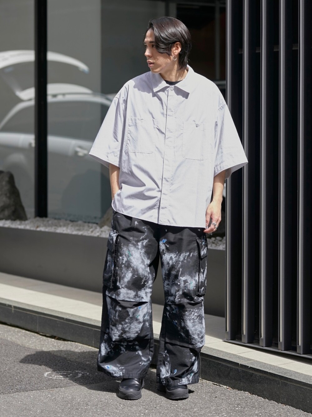 「PUBLIC TOKYOのスーピマルーズストライプシャツ（シャツ/ブラウス、グレー系）」を使った、Kosuke Sugitaさん（メンズ・177cm）の春コーディネートの1枚目の写真
