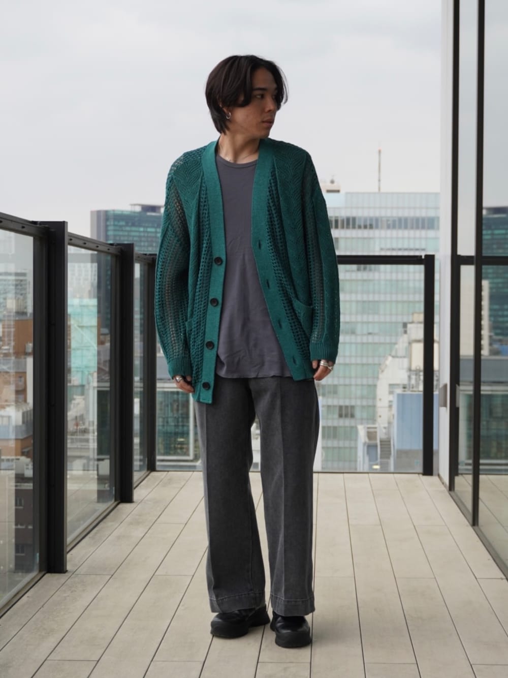 「PUBLIC TOKYOのオーバーサマーカーデ（カーディガン/ボレロ、グリーン系）」を使った、Kosuke Sugitaさん（メンズ・177cm）の春コーディネートの1枚目の写真