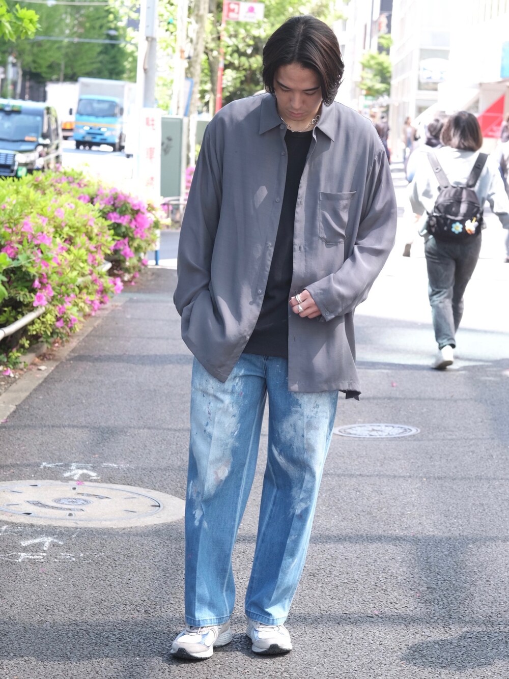 「PUBLIC TOKYOのS140オーバールーズシャツ（シャツ/ブラウス、グレー系）」を使った、Kosuke Sugitaさん（メンズ・177cm）の春コーディネートの1枚目の写真