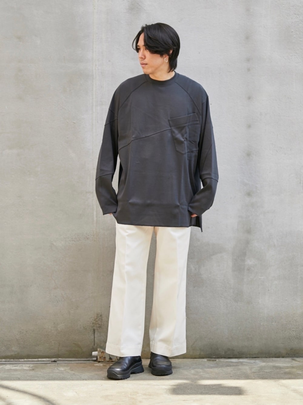 「PUBLIC TOKYOのスーパールーズソフティロンTEE（Tシャツ/カットソー、グレー系）」を使った、Kosuke Sugitaさん（メンズ・177cm）の春コーディネートの1枚目の写真