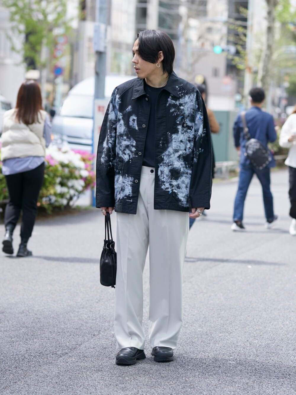 「PUBLIC TOKYOのペイントオーバーカバーオール（カバーオール、ブラック系）」を使った、Kosuke Sugitaさん（メンズ・177cm）の春コーディネートの1枚目の写真