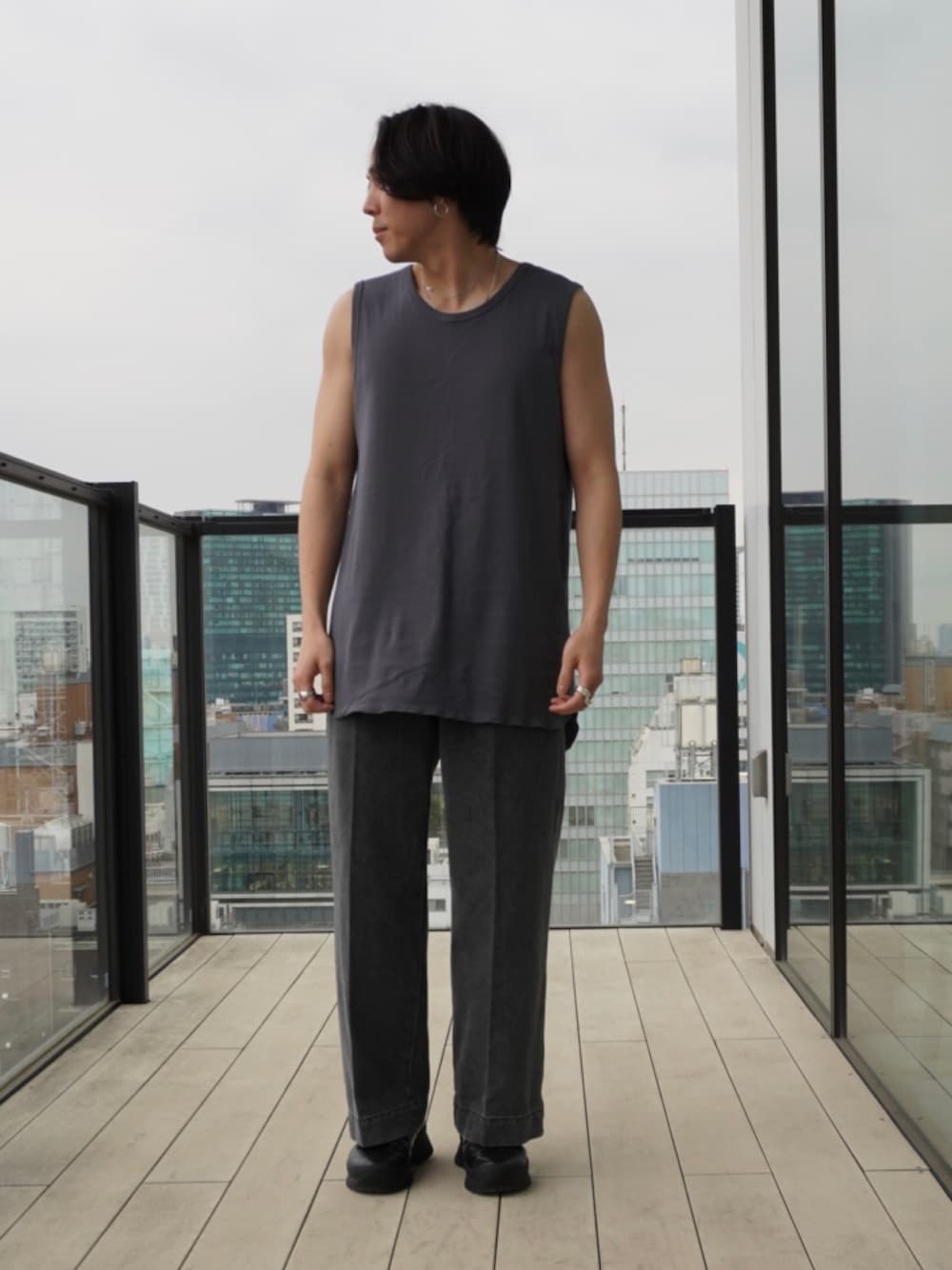 「PUBLIC TOKYOのレイヤードオーバータンクトップ（タンクトップ、グレー系）」を使った、Kosuke Sugitaさん（メンズ・177cm）の春コーディネートの1枚目の写真