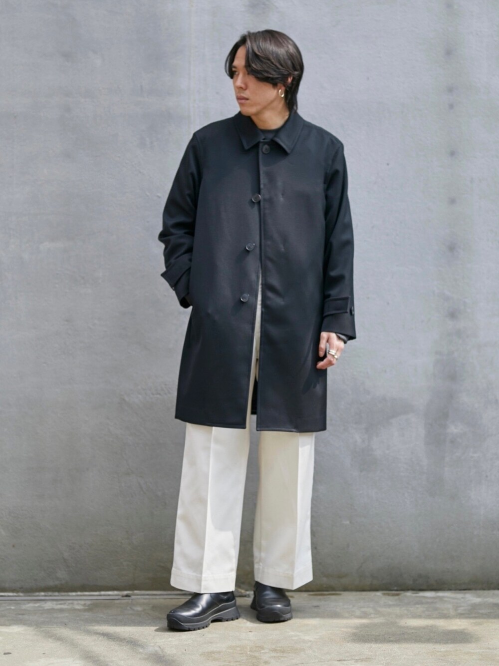 「PUBLIC TOKYOの37.5ステンカラーコート（ステンカラーコート、ブラック系）」を使った、Kosuke Sugitaさん（メンズ・177cm）の春コーディネートの1枚目の写真