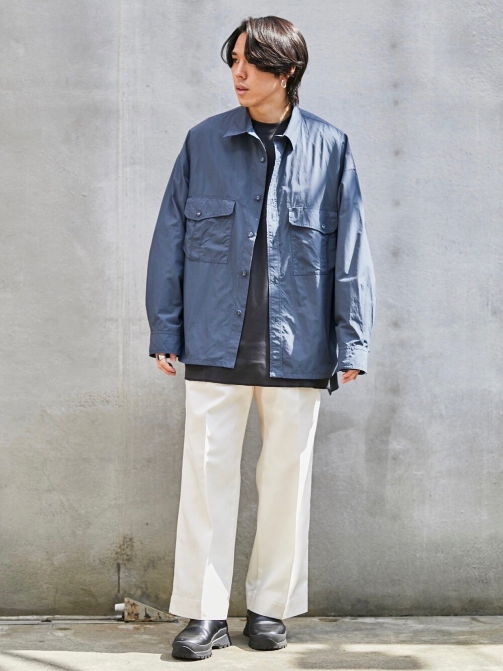 「PUBLIC TOKYOのウォッシュテックワークリラックスシャツ（シャツ/ブラウス、グレー系）」を使った、Kosuke Sugitaさん（メンズ・177cm）の春コーディネートの1枚目の写真