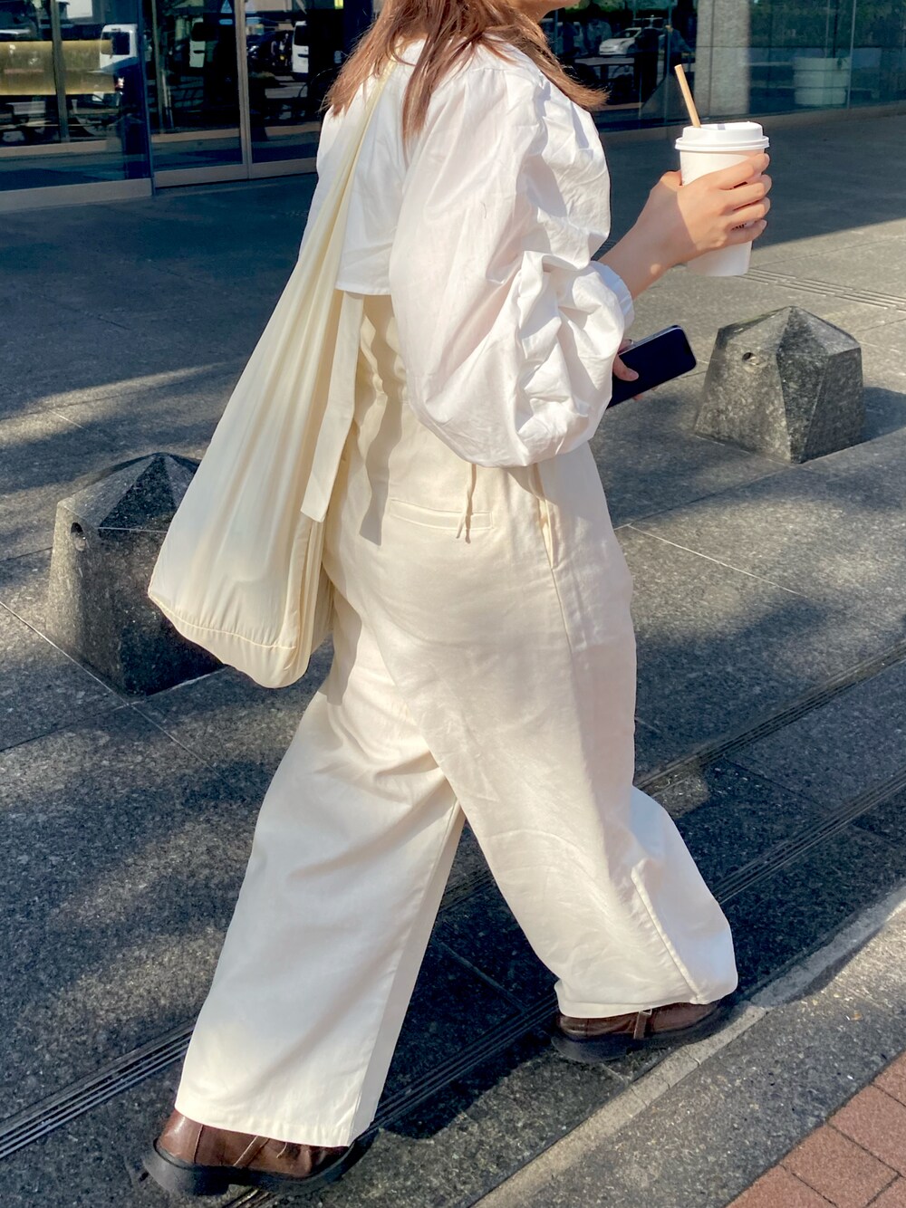 ホワイト系のサロペット/オーバーオール、ホワイト系のショルダーバッグ、グリーン系のキャミソールを着用したレディースの春コーディネートの1枚目の写真