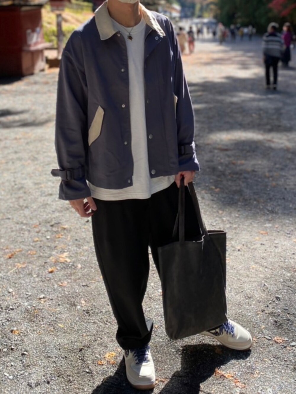 「スニーカー、ジャケット、トートバッグ、NIKE、ブラック、ホワイト、ブルー、秋のコーデ、ロンT、休日スタイル、ワイドパンツ、プチプラ、黒パンツ、NIKE AIR FORCE、おしゃれさんと繋がりたい」｜「coenのcoen × 金安 亮 イラストロングスリーブTシャツ（Tシャツ/カットソー、ホワイト系）」を使った、りょーさん（メンズ・175cm）の秋コーディネートの1枚目の写真