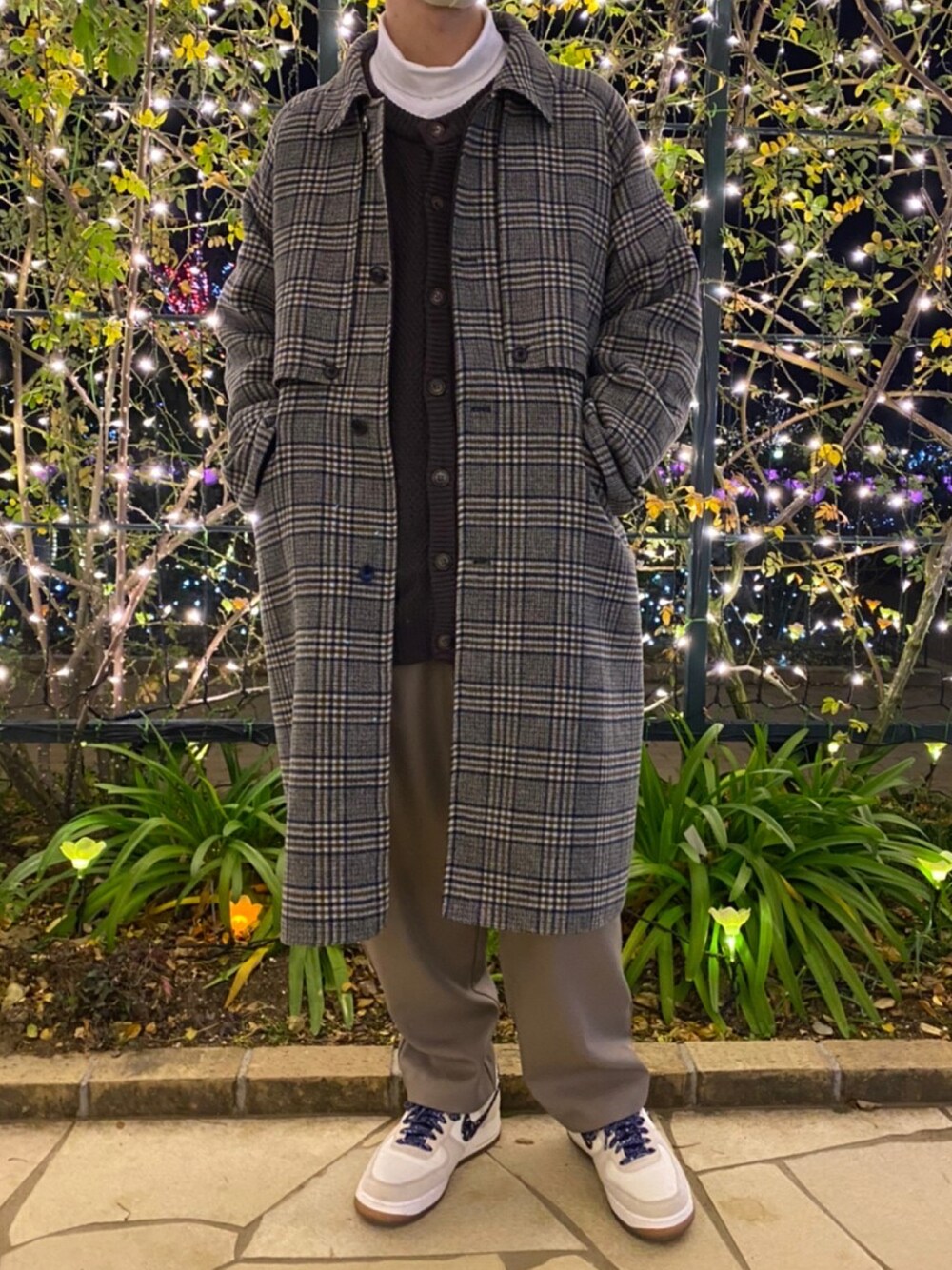 「おしゃれさんと繋がりたい、コート、ブラウン、ベージュ、スニーカー、NIKE、ハイネック、カーディガン、冬コーデ、休日スタイル、ワイドパンツ、プチプラ、チェック、ロングコート」｜「LOWRYS FARMのメリノＷフェイスヨークコート　949350（その他アウター、ブラウン系）」を使った、りょーさん（メンズ・175cm）の冬コーディネートの1枚目の写真