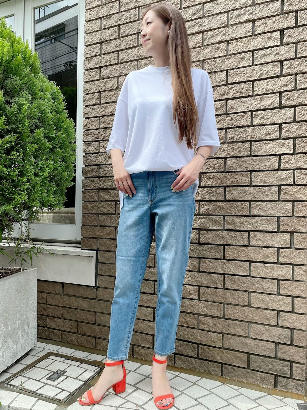 ホワイト系のTシャツ/カットソー、ブルー系のデニムパンツ、ブルー系のデニムパンツを着用したレディースの夏コーディネートの1枚目の写真