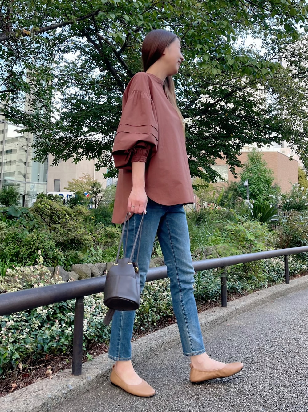 ブラウン系のシャツ/ブラウス、ブルー系のデニムパンツ、ブラウン系のシャツ/ブラウスを着用したレディースの秋コーディネートの1枚目の写真