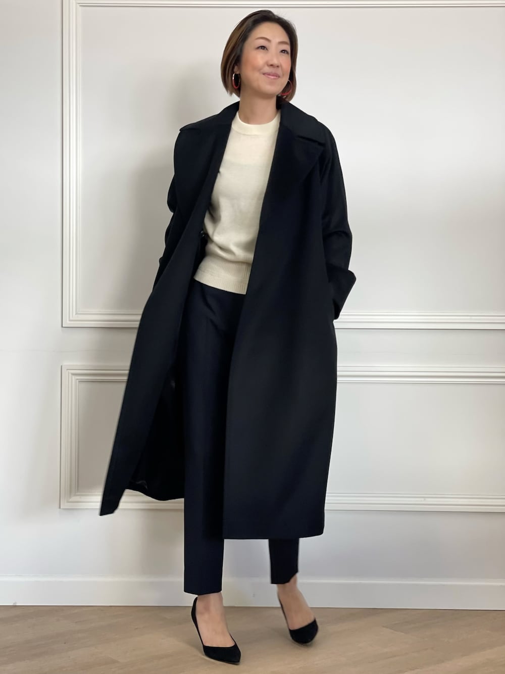 ブラック系のダウンジャケット/コート、ブラック系のパンツ、ブラック系のその他パンツを着用したレディースの秋コーディネートの1枚目の写真