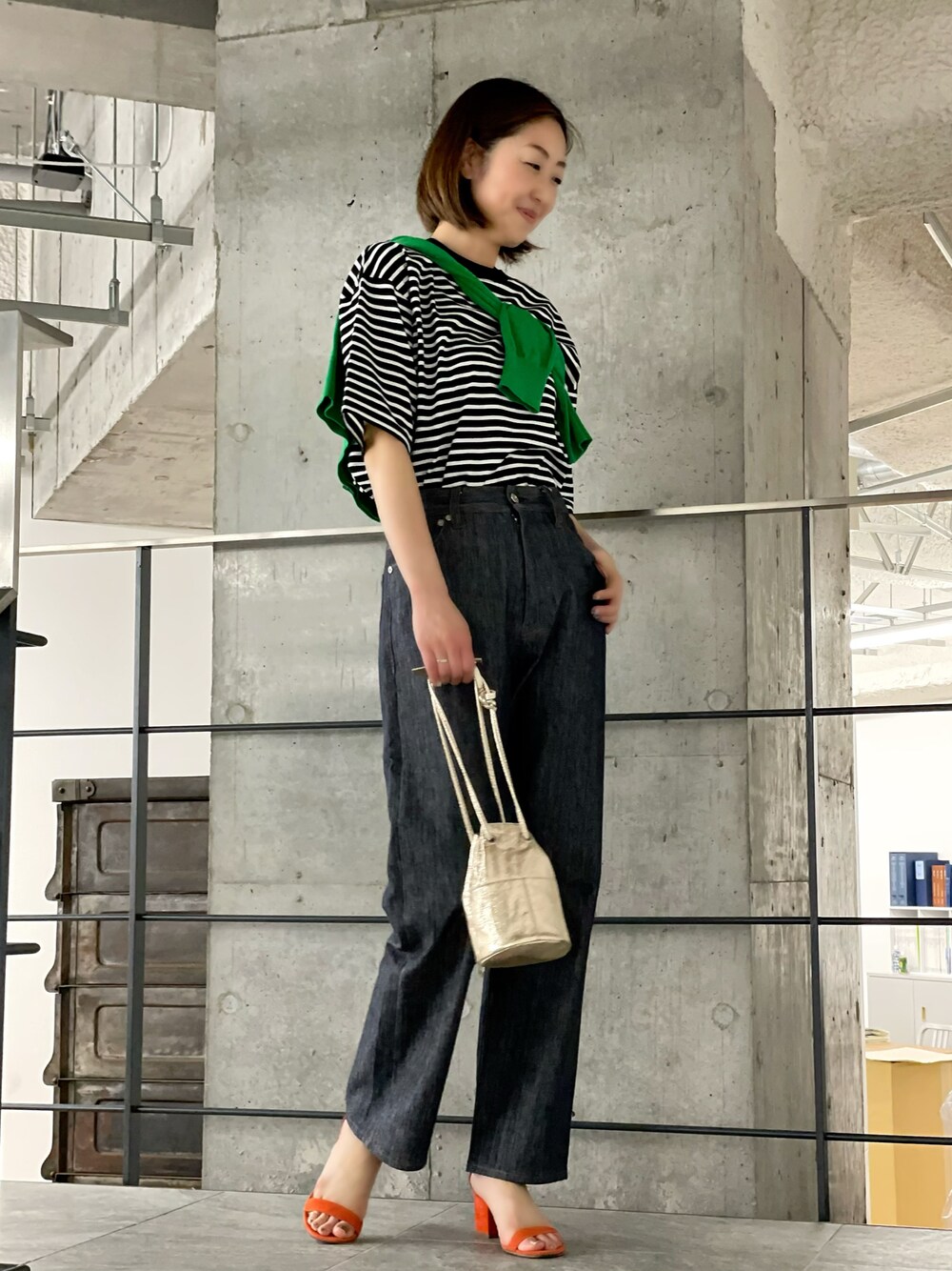 ブラック系のTシャツ/カットソー、その他のデニムパンツを着用したレディースの春コーディネートの1枚目の写真