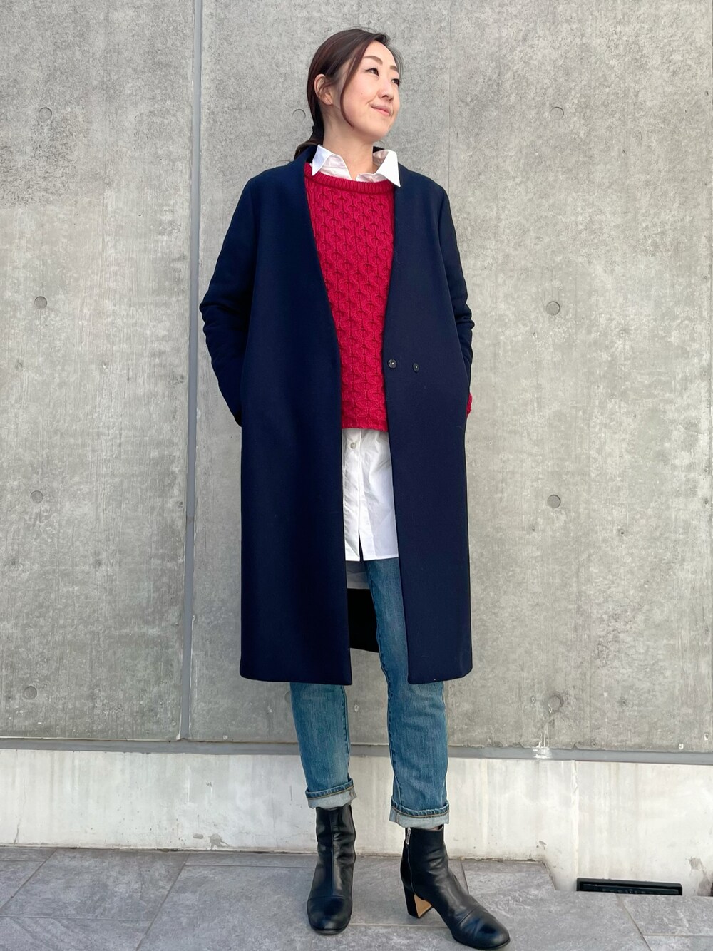 「赤、デニムパンツ、シンプルスタイル、カジュアルコーデ、カラーレスコート、オトナカジュアル」｜「INEDのアイテム（ニット/セーター、レッド系）」を使った、ayakaさん（レディース・170cm）の冬コーディネートの1枚目の写真