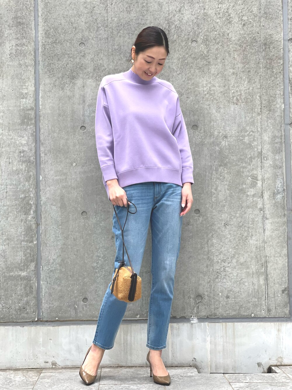 パープル系のニット/セーター、ブルー系のデニムパンツ、ブルー系のデニムパンツを着用したレディースの春コーディネートの1枚目の写真